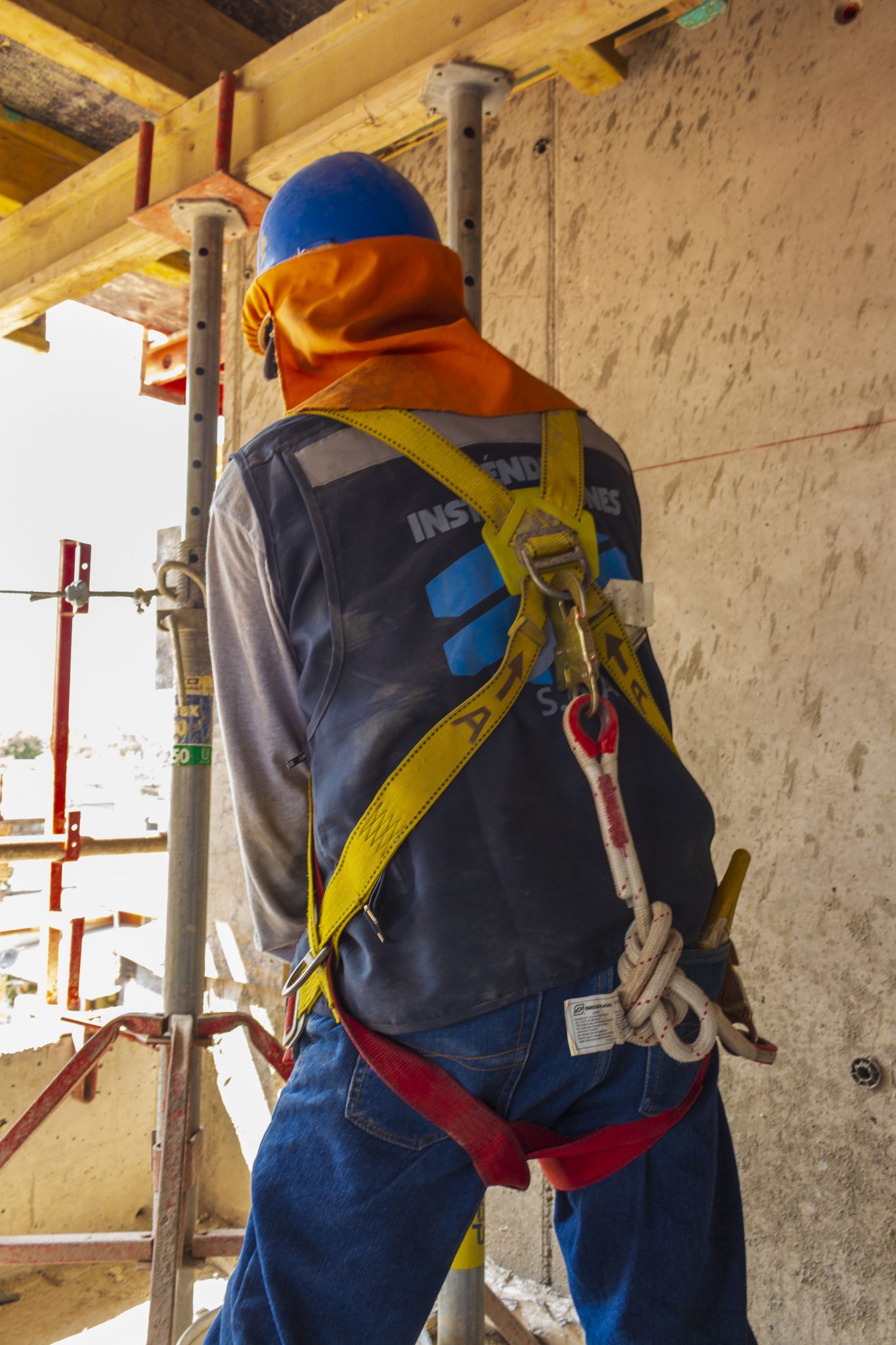 Trabajador realizando pruebas de presión de gas en tuberías